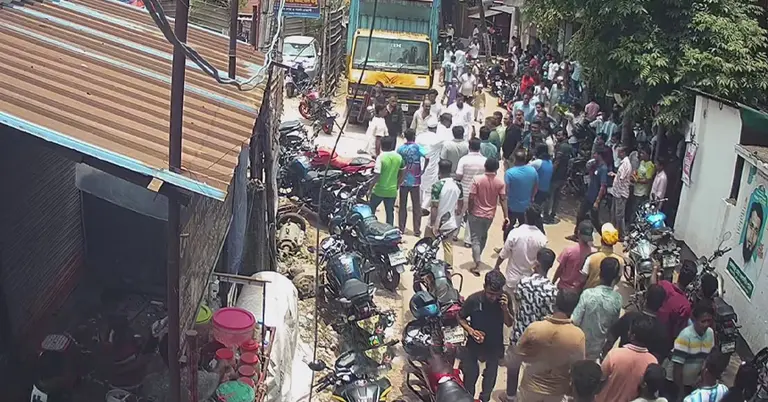 কারখানার বাইরে মোটরসাইকেল ও লোক সমাগম